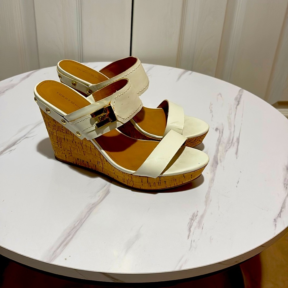 GUC Tommy Hilfiger White w/gold Wedges Sandals